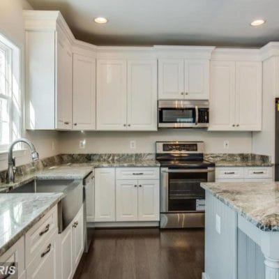 Tacoma White Perimeter with Tacoma Ash Island Cabinets